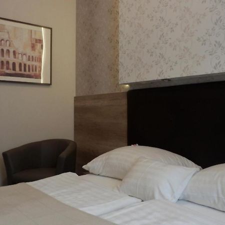 Caesar Panzio Hotel ปาปา ภายนอก รูปภาพ