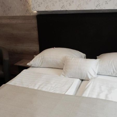 Caesar Panzio Hotel ปาปา ภายนอก รูปภาพ