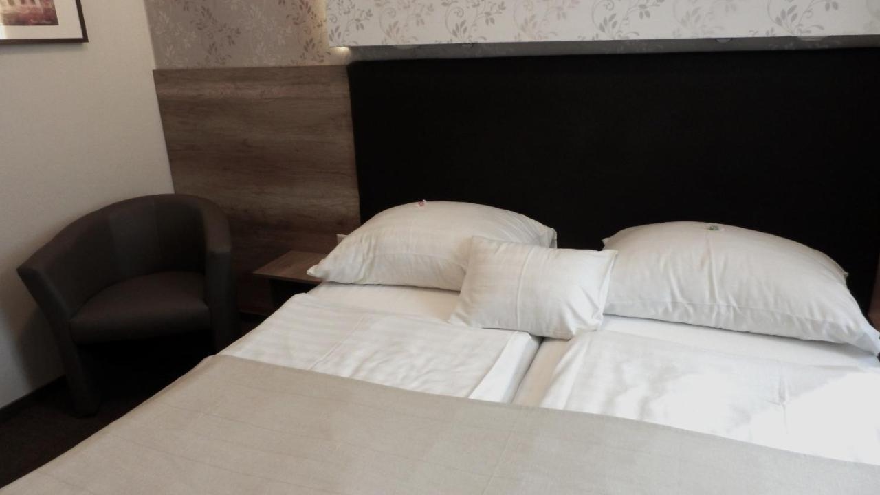 Caesar Panzio Hotel ปาปา ภายนอก รูปภาพ