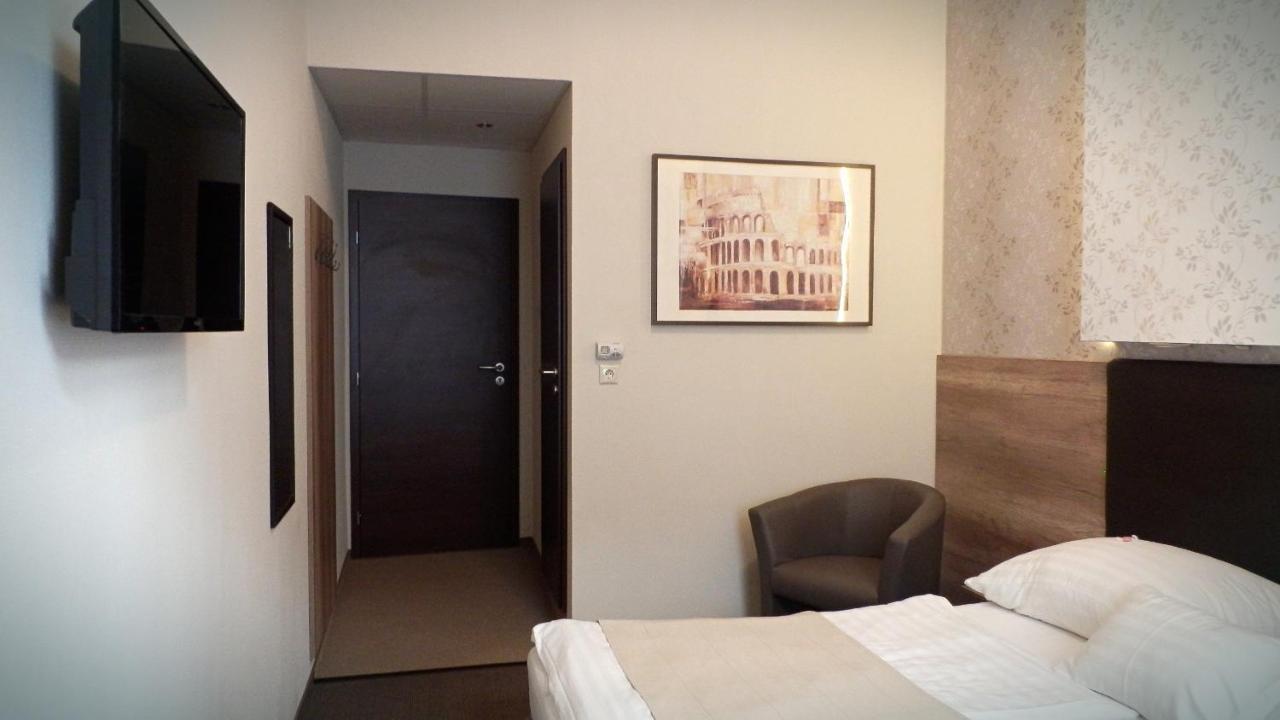 Caesar Panzio Hotel ปาปา ภายนอก รูปภาพ