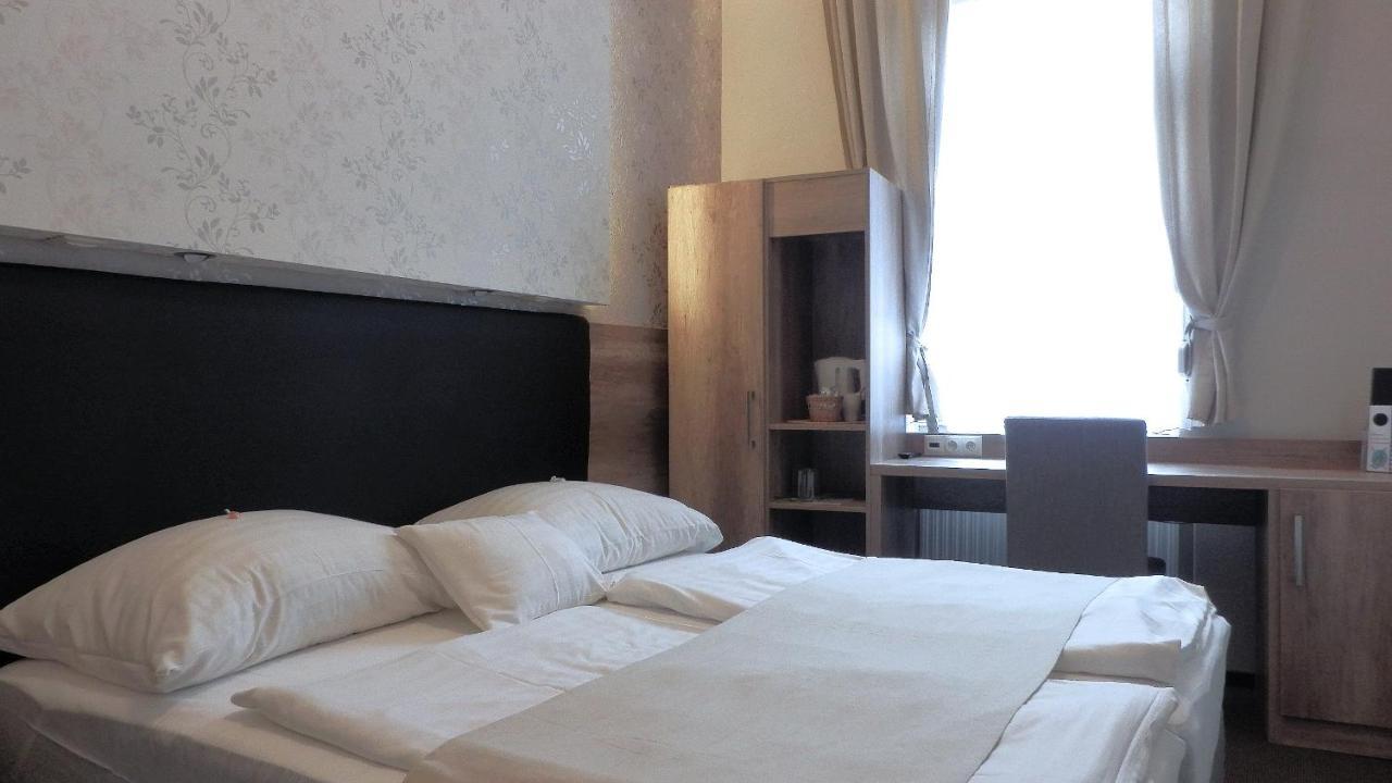 Caesar Panzio Hotel ปาปา ภายนอก รูปภาพ